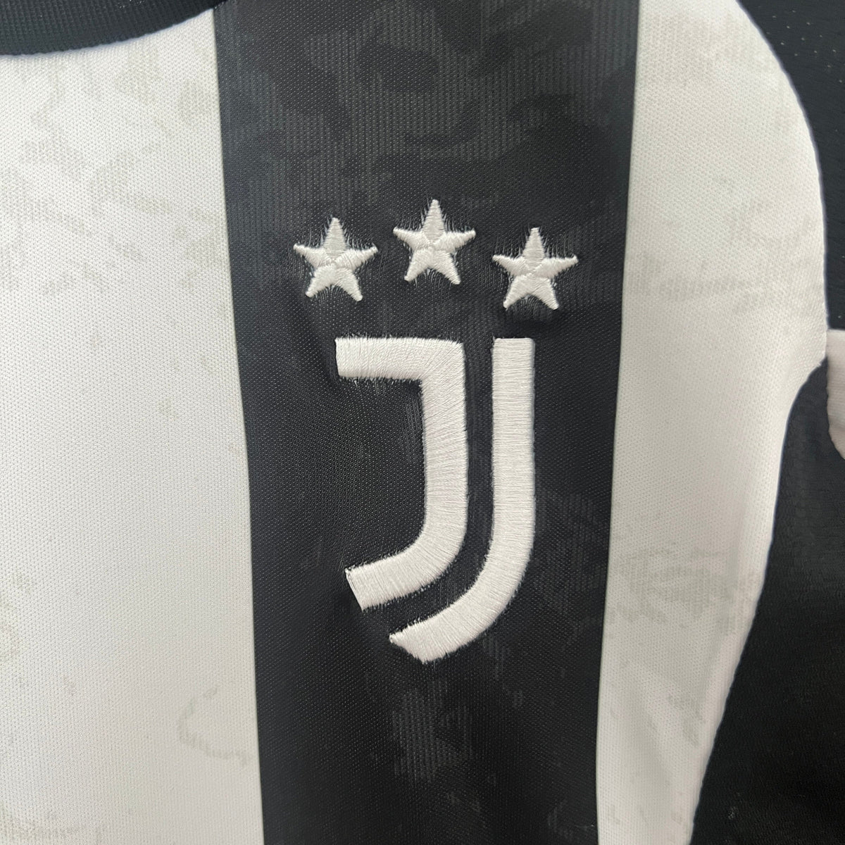 Het Juventus-kidsshirt 24/25