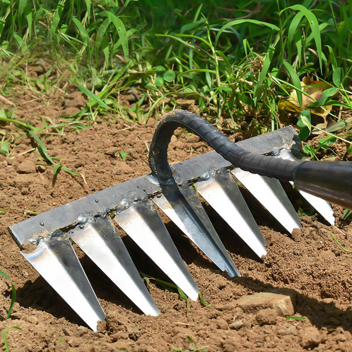 Revolutionary weeding rake