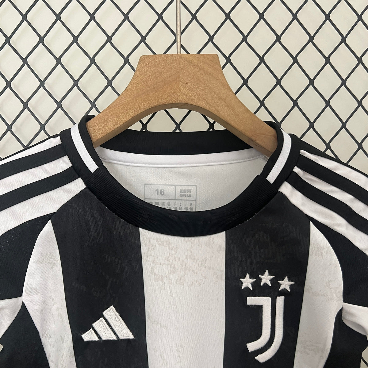 Het Juventus-kidsshirt 24/25