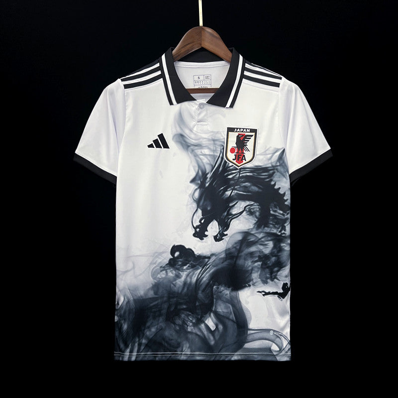 Edizione speciale del Giappone con drago e fumo