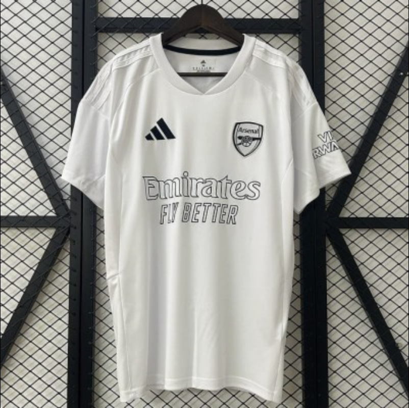 Maillot blanc d’Arsenal, saison 21/22