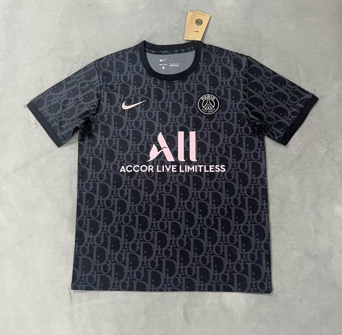 Maglia del PSG x Dior in edizione speciale