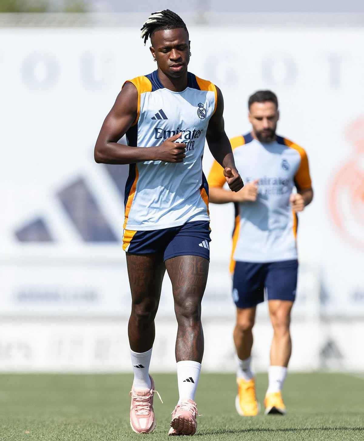 Completo estivo smanicato da allenamento pre-partita del Real Madrid 2024/2025