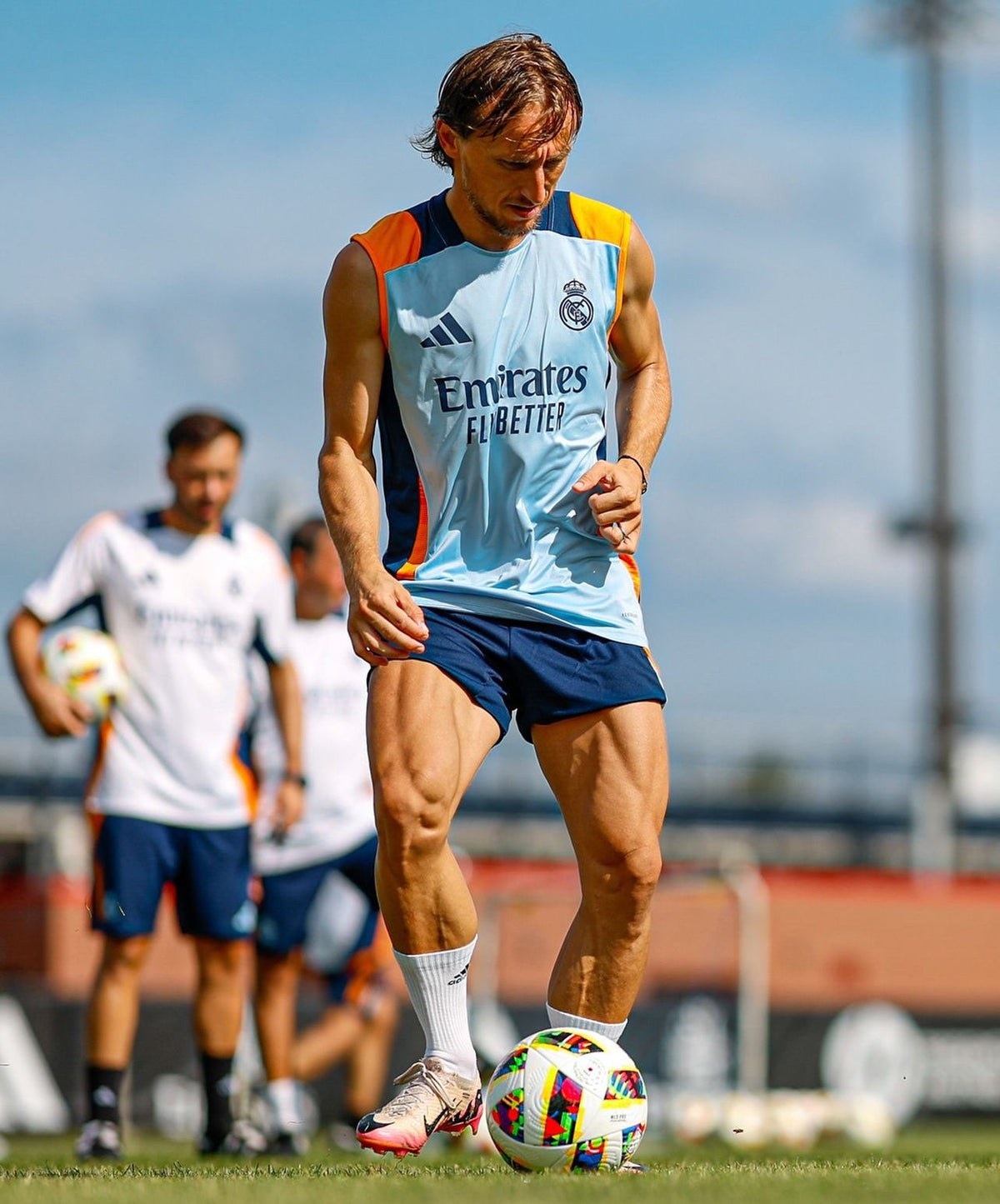Completo estivo smanicato da allenamento pre-partita del Real Madrid 2024/2025