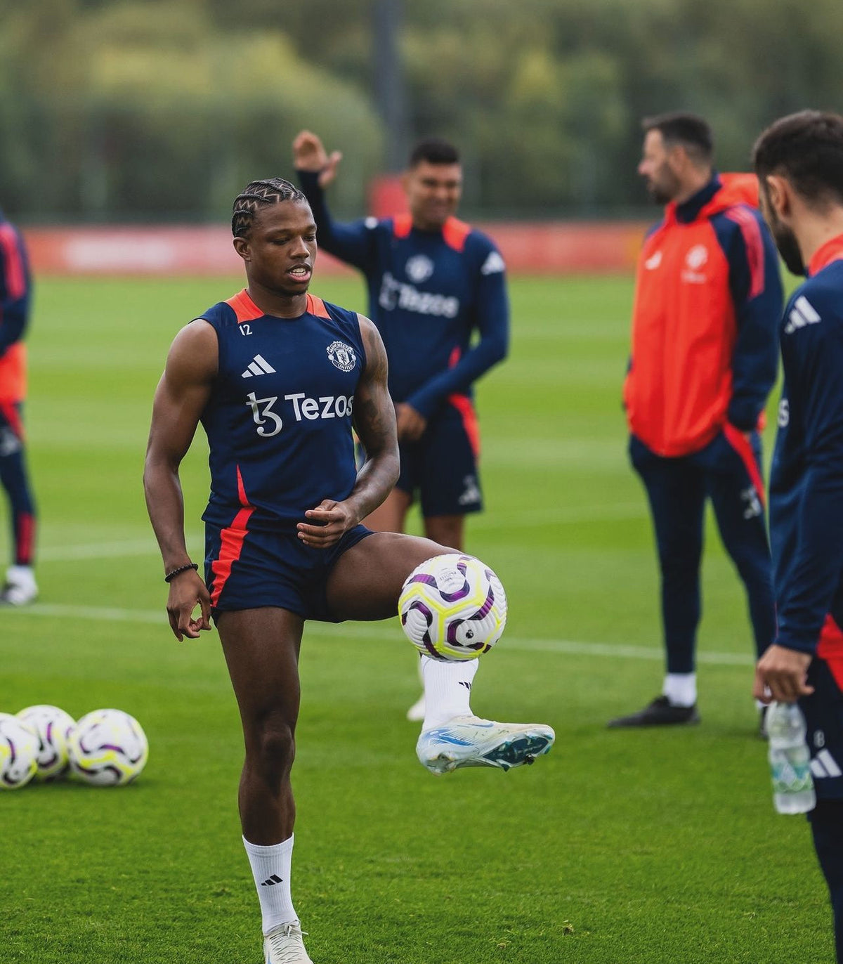 Set da allenamento pre-partita senza maniche del Manchester United 2024/25
