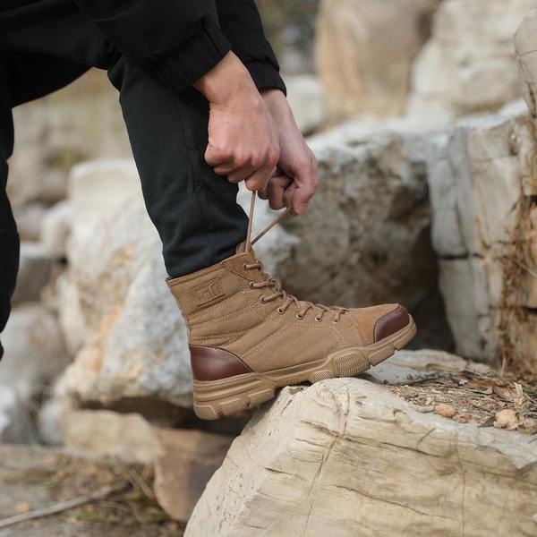 Safety boots with steel toe cap