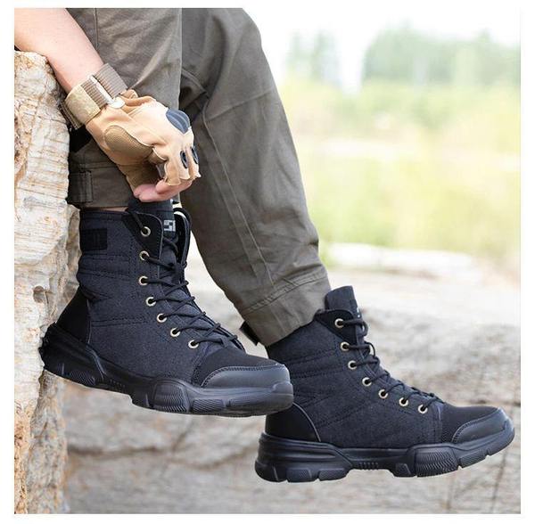 Safety boots with steel toe cap