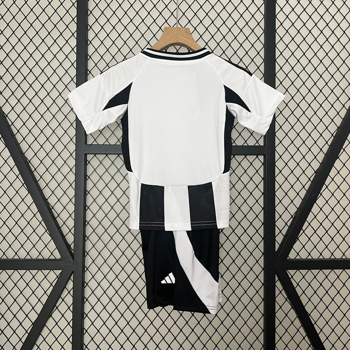 Het Juventus-kidsshirt 24/25
