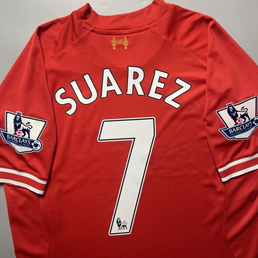 Liverpool 2013/14 thuisshirt – Luis Suárez #7 retroshirt uit het Warrior-tijdperk