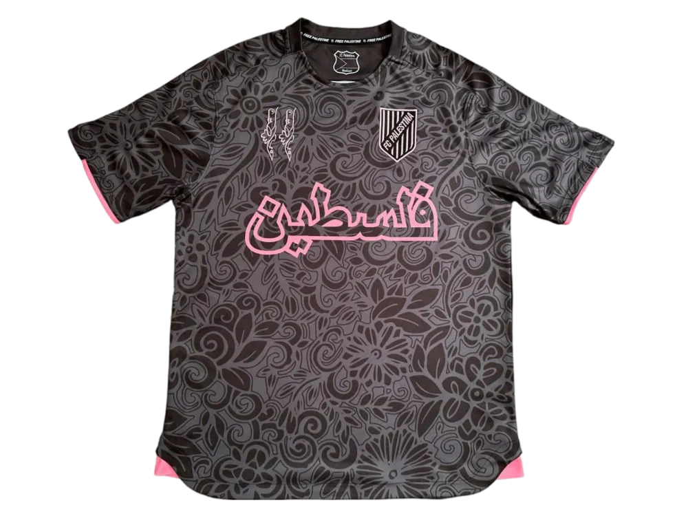 FC Palestina X Farrah Azam collab-shirt zwart tenue