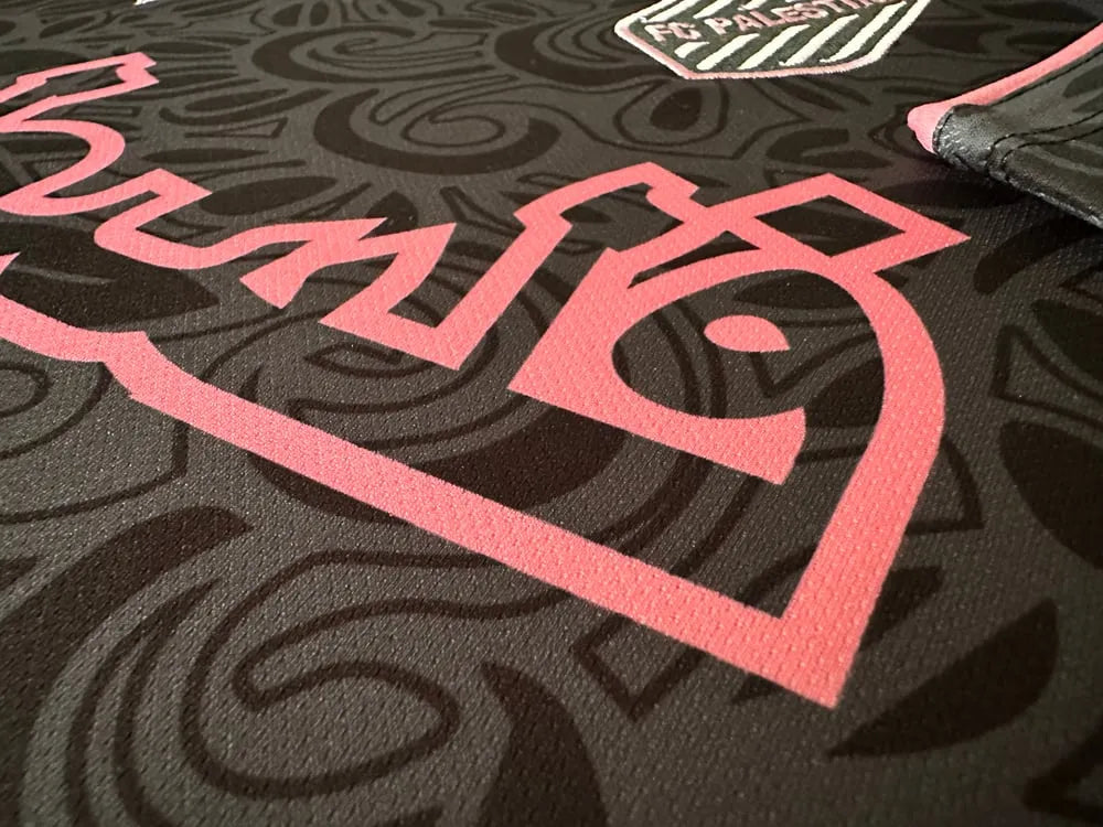 FC Palestina X Farrah Azam collab-shirt zwart tenue