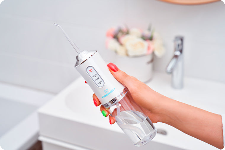 FlossyFresh Hydropulseur portable cordless dental cleaner, rechargeable oral irrigator with 3 modes and 4 nozzles
