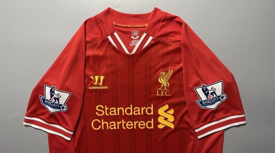 Liverpool 2013/14 thuisshirt – Luis Suárez #7 retroshirt uit het Warrior-tijdperk