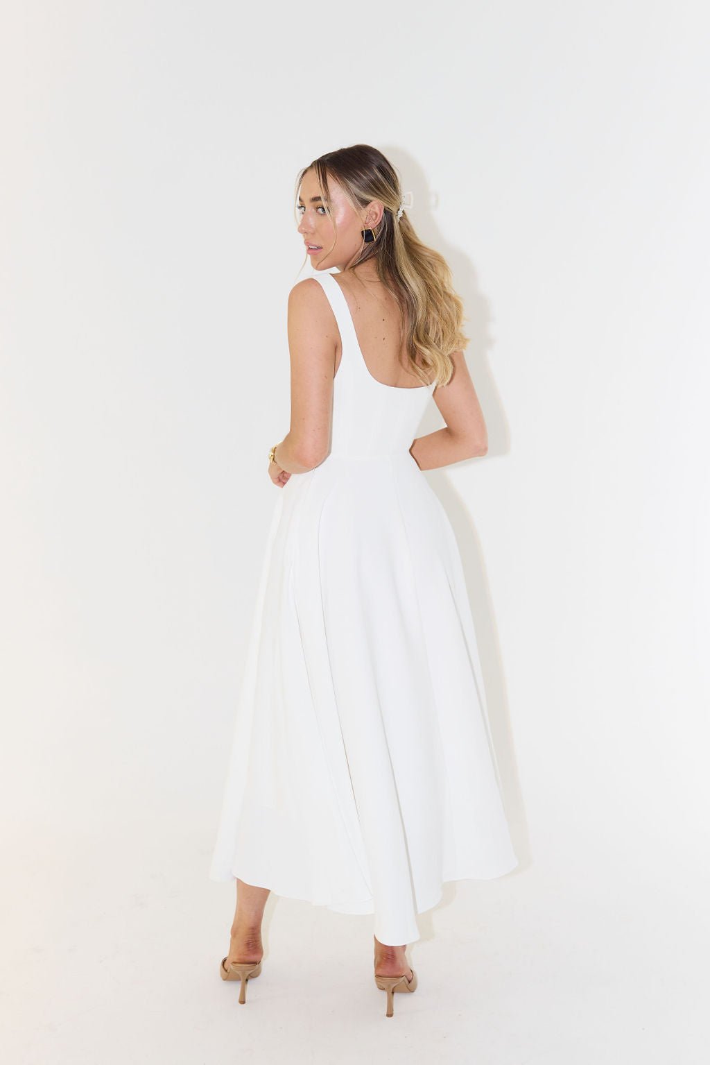 Women Dress Sleeveless V-Neck Pleated Knee Length Fit