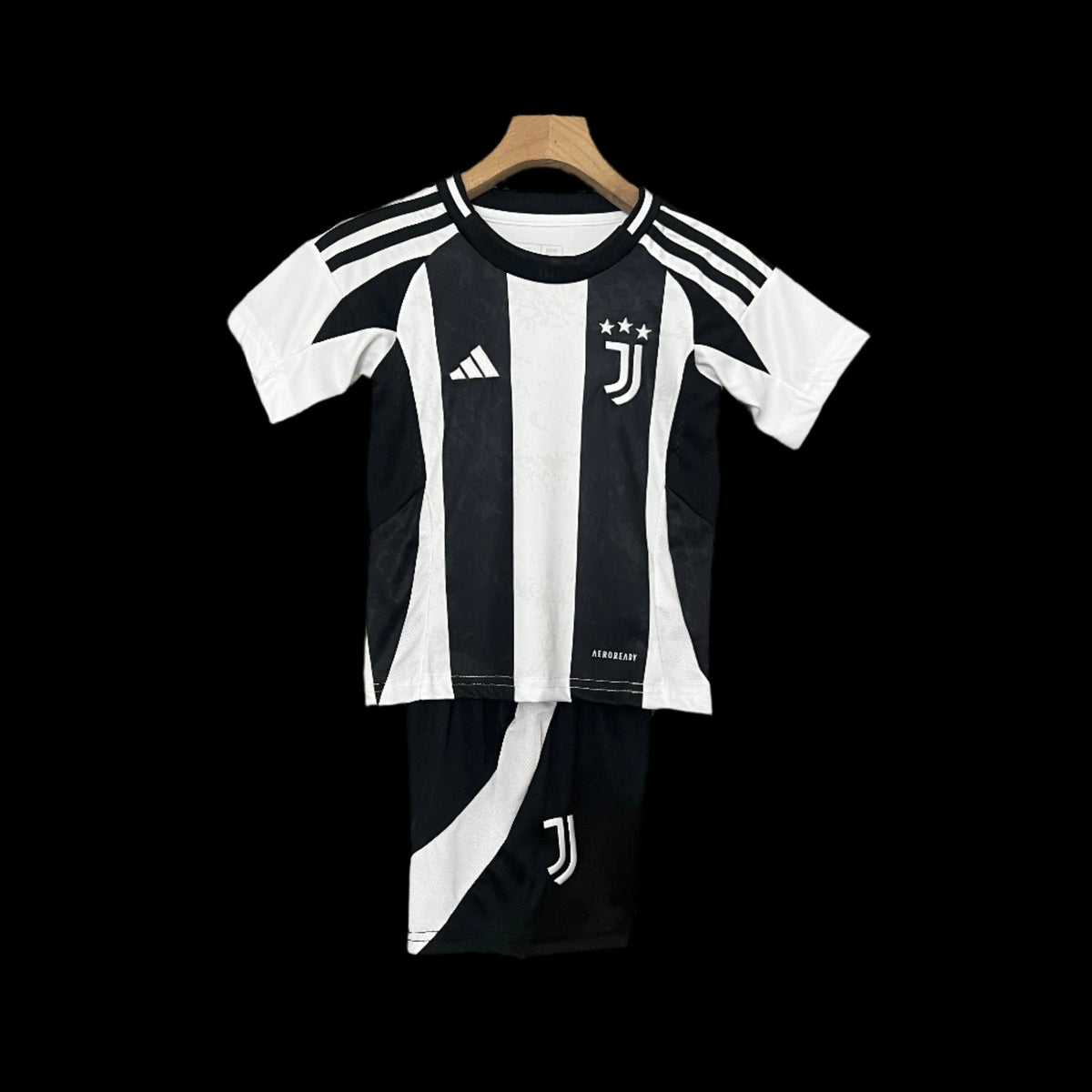 Het Juventus-kids­shirt 24/25