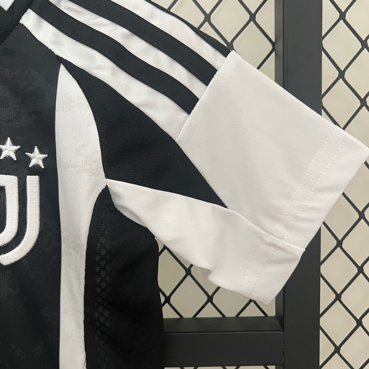 Het Juventus-kids­shirt 24/25