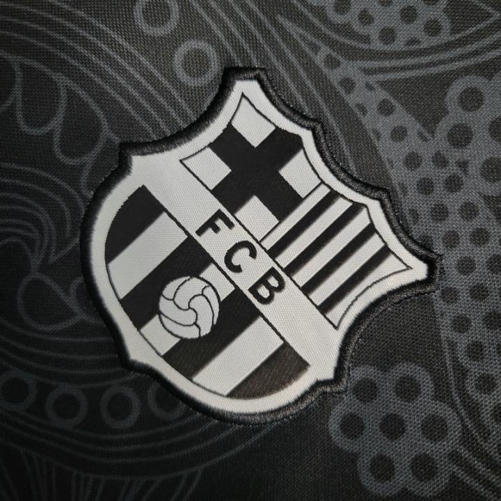 Équipement premium du FC Barcelone 24/25 « Noir Fleur » (rose noire)