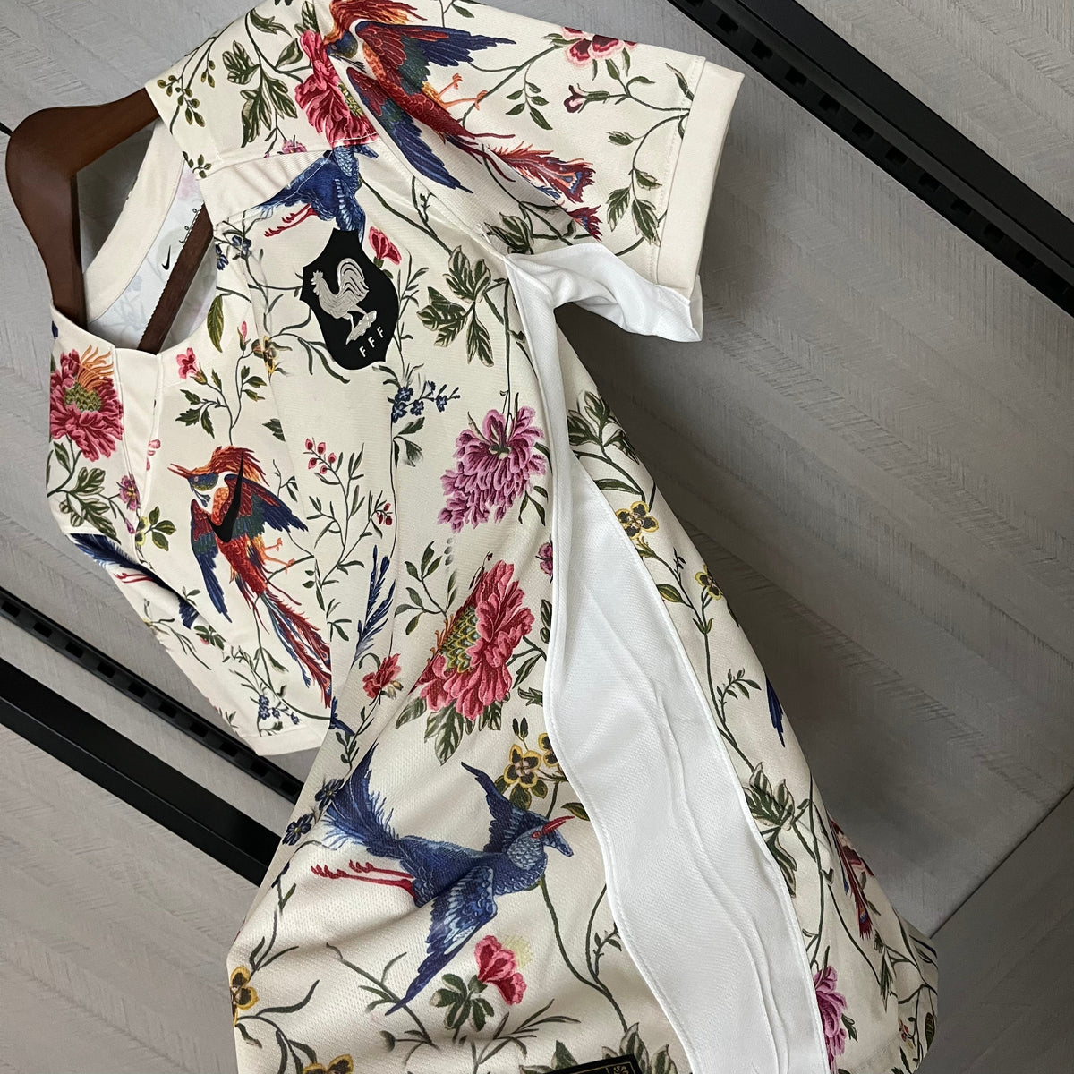 Maillot extérieur France X Dior Flowers en édition spéciale