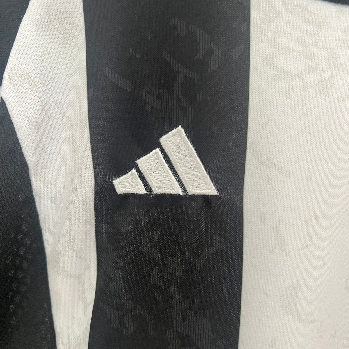 Het Juventus-kids­shirt 24/25