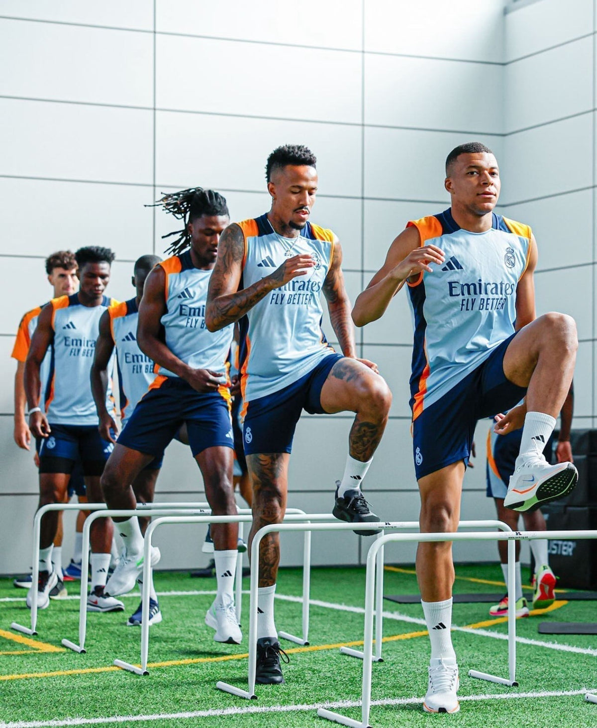 Completo estivo smanicato da allenamento pre-partita del Real Madrid 2024/2025