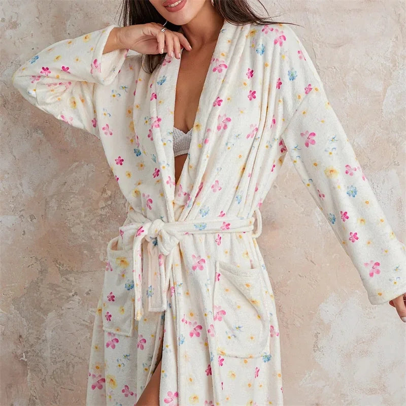 Peignoir d’intérieur fleuri BlossomWrap — col châle, ceinture à nouer