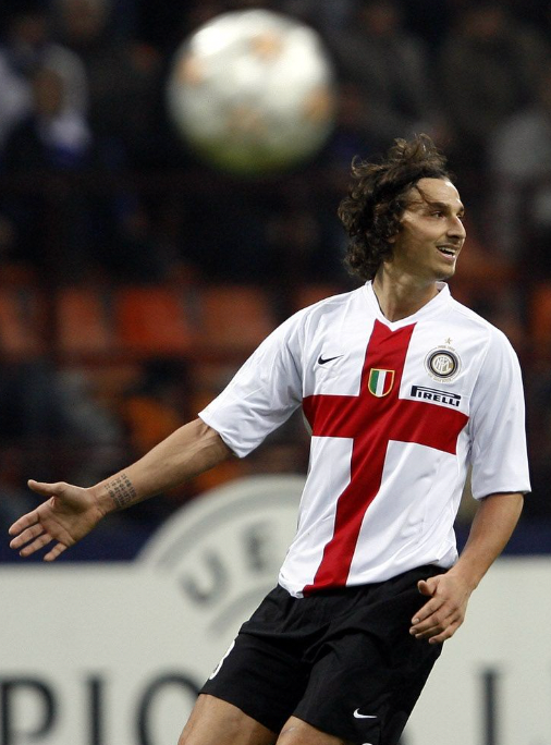 Maillot de l’Inter Milan à croix rouge 2007/2008