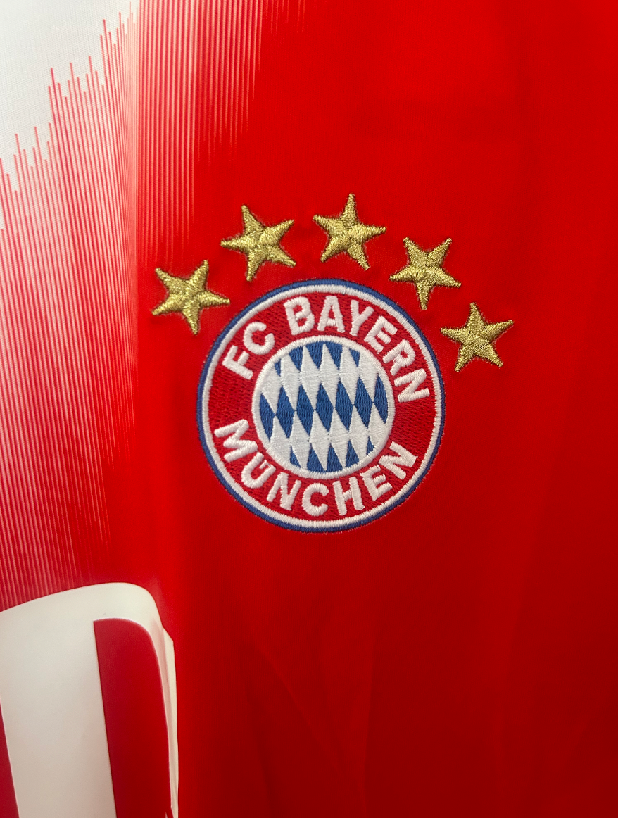 Divisa casalinga del Bayern Monaco 25/26