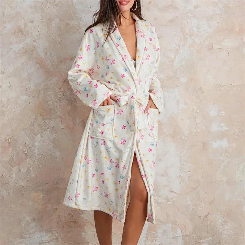 Peignoir d’intérieur fleuri BlossomWrap — col châle, ceinture à nouer