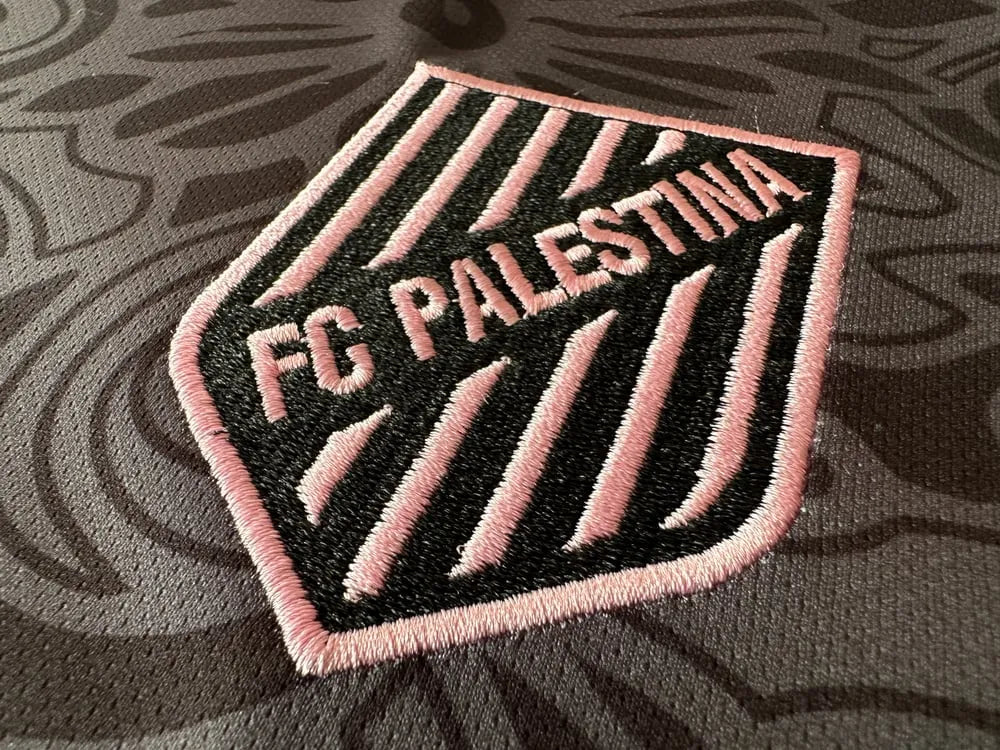 FC Palestina X Farrah Azam collab-shirt zwart tenue