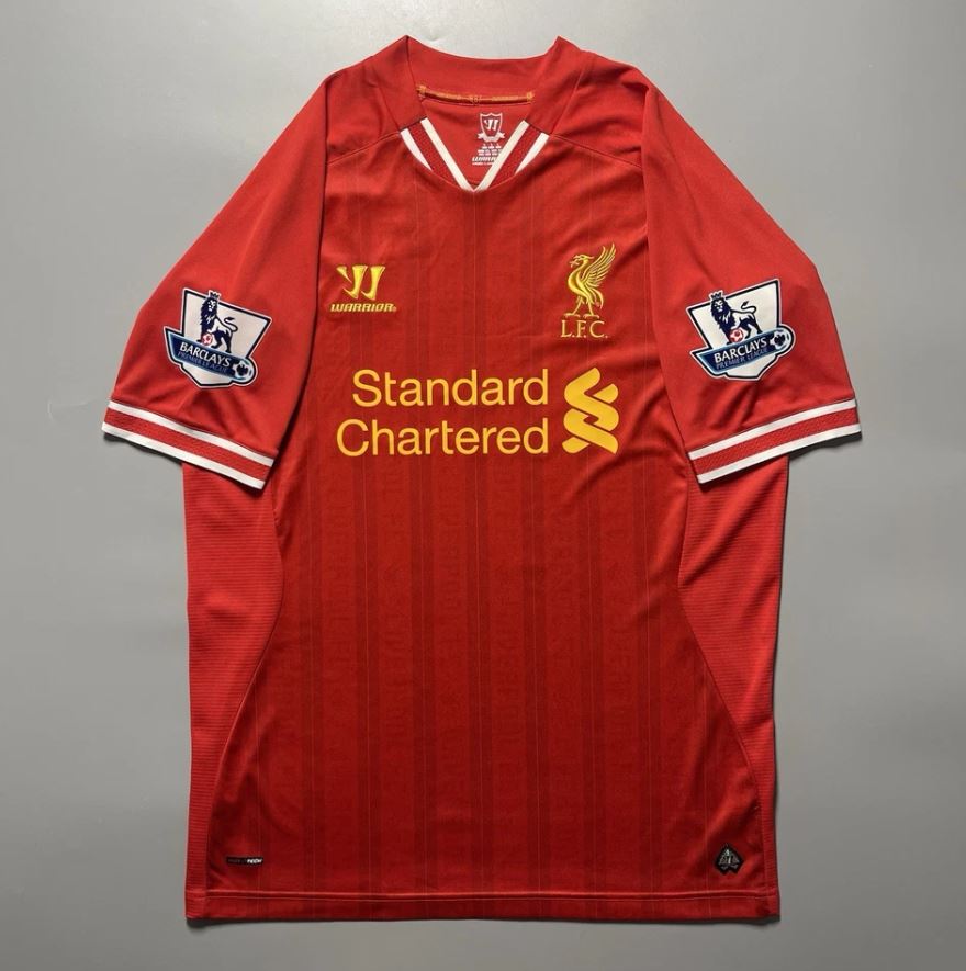 Liverpool 2013/14 thuisshirt – Luis Suárez #7 retroshirt uit het Warrior-tijdperk