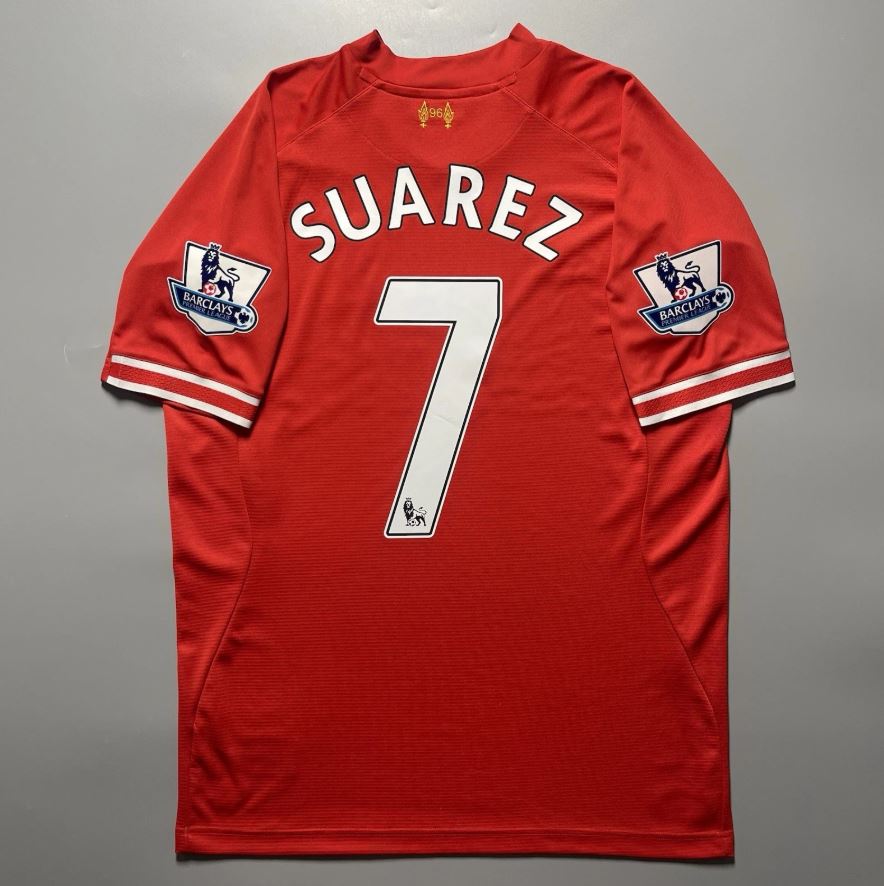 Liverpool 2013/14 thuisshirt – Luis Suárez #7 retroshirt uit het Warrior-tijdperk