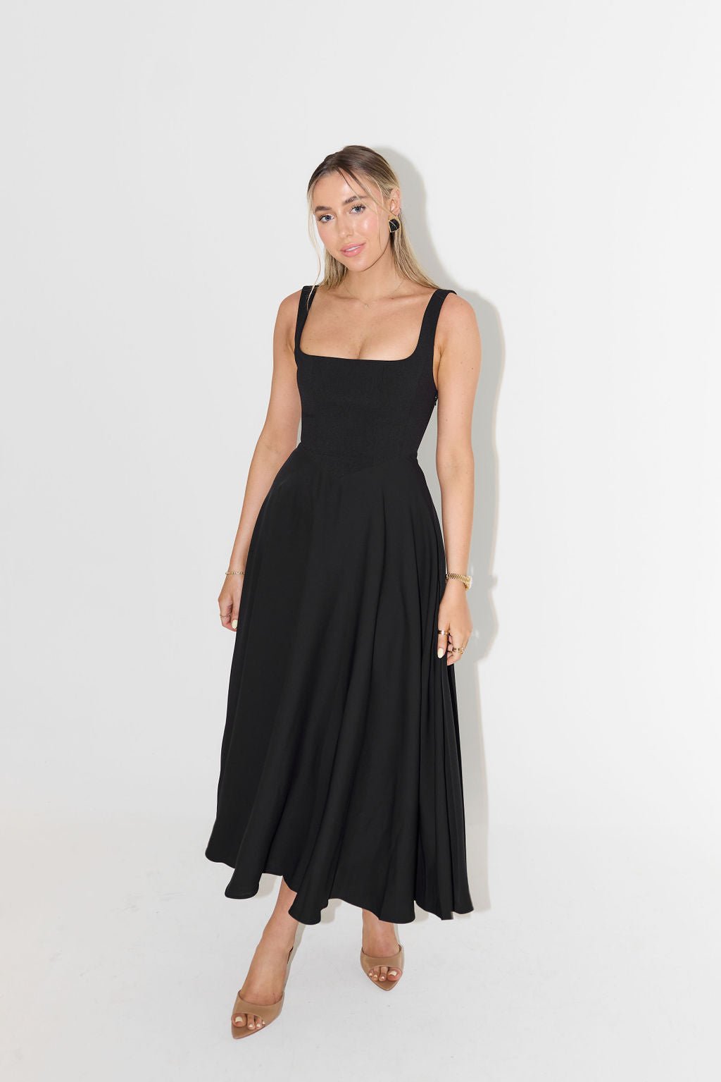 Women Dress Sleeveless V-Neck Pleated Knee Length Fit
